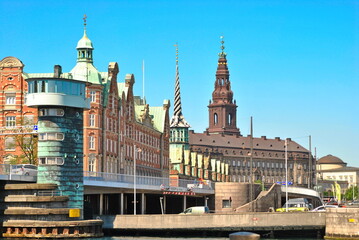 Obraz premium Culture Tower on Knippels Bridge, Old Stock Exchange (Boersen) and Christiansborg Palace in Copenhagen, Denmark, Spring 2012.