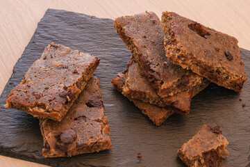 Elaboración de bollería con harina de trigo y harina de quinoa. Pasteles, brownies de chocolate y cookies caseros amazados artesanalmente.