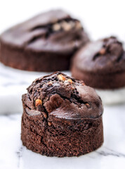 Elaboración de bollería con harina de trigo y harina de quinoa. Pasteles, brownies de chocolate y cookies caseros amazados artesanalmente.