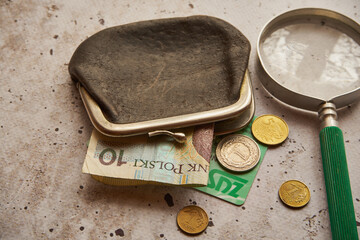 czarna portmonetka, pieniądze i legitymacja zus na betonie,polski złoty	