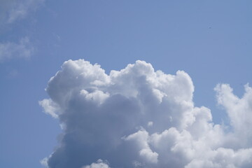 Obraz na płótnie Canvas Gros nuages et ciel bleu .