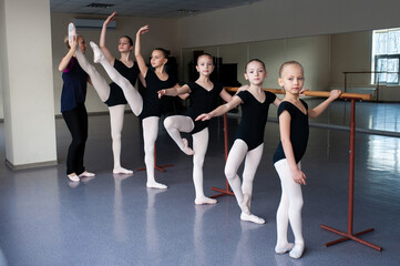 Fototapeta na wymiar Children are taught ballet positions in choreography.