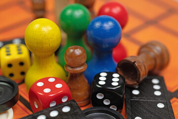 Verschiedene Spielfiguren für Brettspiele, Gesellschaftsspiele