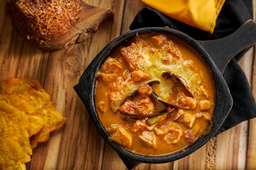 CAZUELA DE MARISCOS CON QUESO GRATINADO PATACON Y ARROZ DE COCO FRITO caribeño