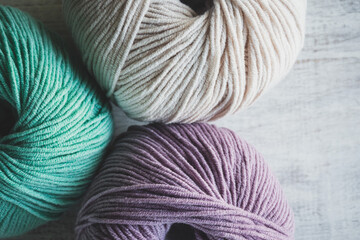 tres ovillos de lana en tonos pastel para tejer punto o crochet