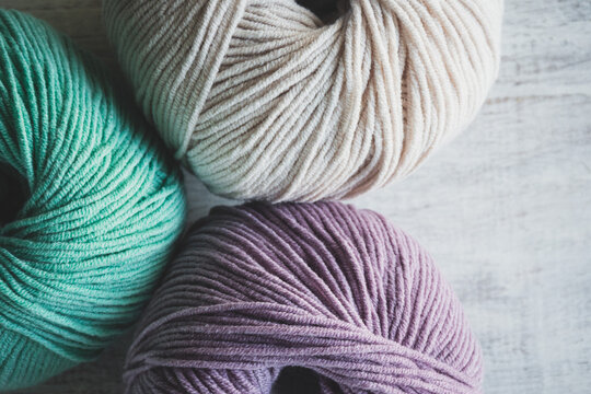 tres ovillos de lana en tonos pastel para tejer punto o crochet