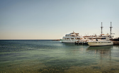 Obraz premium Yachts and boats in the harbor.