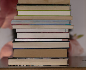 Bücherstapel verschiedene Bücher.
