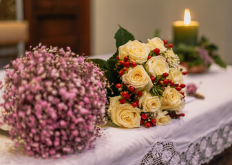 Imagen de un altar en una iglesia catolica con velas y flores