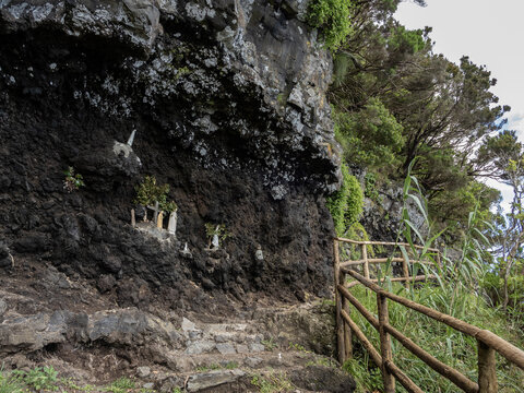 Improvised altar with images of Our Lady of Fatima along the trail of Fajã de Lopo Vaz.
Flores Island.