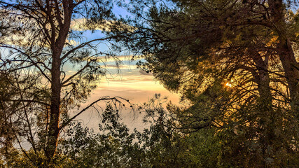 Paysage lumineux avec coucher de soleil sur la Côte d'Azur