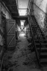 Obraz premium Abandoned corridor in the Eastern State Penitentiary in Philadelphia