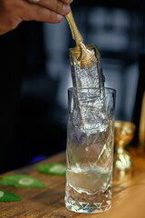 Pinzas agarran hielo elegante en una copa de cristal elegante