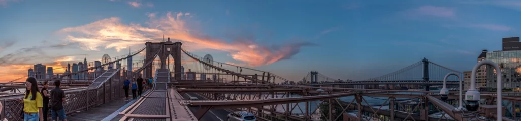 Photo sur Aluminium Brooklyn Bridge Night coming over famous Brooklyn Bridge, New York City