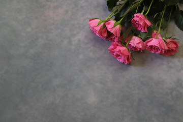コンクリート模様背景のピンクの薔薇の花束