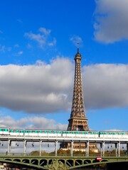 le métro aérien et la tour Eiffel (Paris)