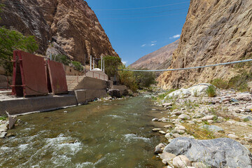 Rio San Jose en el pueblo de Las Peñas, Arica y Parinacota, Chile. Rio entre quebradas