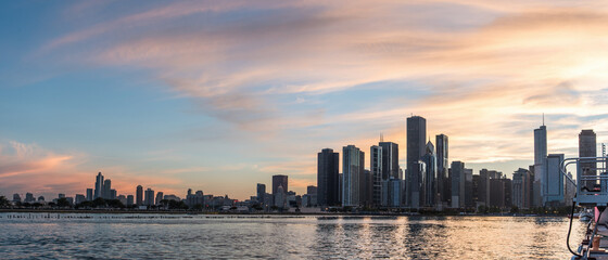 Fototapeta premium Sunset over the skyline of Chicago, from Navy Pier