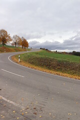 Kurvige Straße im Hunsrück. Fahrbahn. Landstraße.