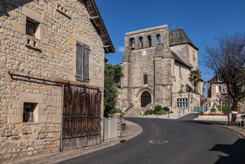 Fototapeta na wymiar Perpezac le blanc (Corrèze, France) - Église de la Transfiguration-de-Notre-Seigneur et monument aux morts