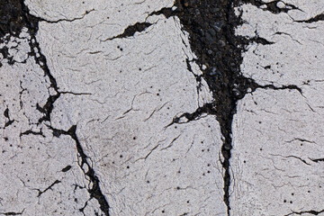 道路に描かれた白線のかすれた模様