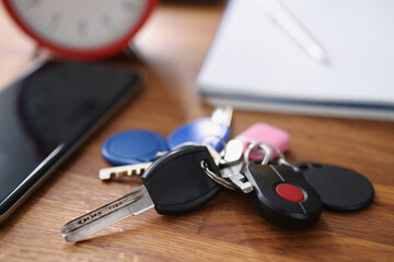 Obraz na płótnie Canvas Bundle of car remote keys and keys from home and buzzer