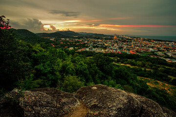 panoramic background of high mountain scenery, overlooking the atmosphere of the sea, trees and wind blowing in a cool blur, spontaneous beauty