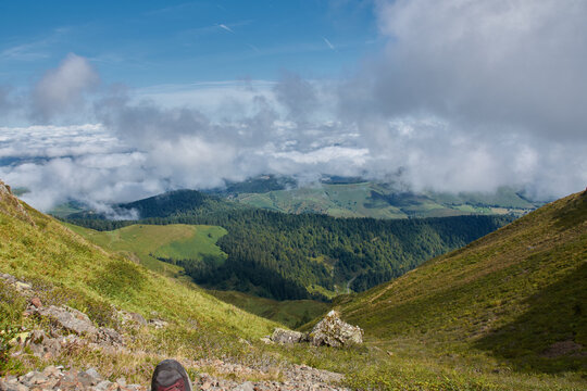 Vall&eacute;e de Campan dans les nuages