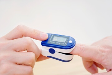 男性　パルスオキシメーター 　顔無し