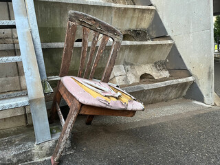 路上に放置された壊れた椅子_02