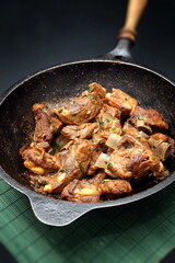 Pork ribs with pepper and herb sauce