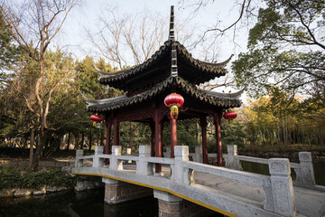 Obraz premium Traditional Chinese pavilion and bridge in a park autumn scenery