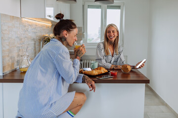 Leisure time at home, spending morning together and using technology