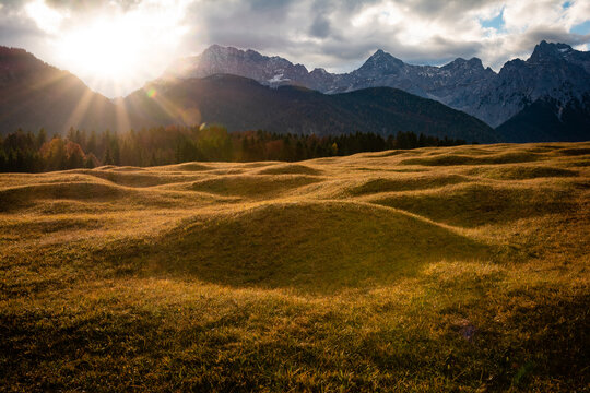 Sonnenaufgang &uuml;ber dem Karwendel in den Alpen