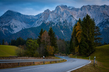 Straße durch die Berge in den Alpen am Abend