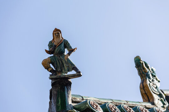 Figure sculpture on the eaves
