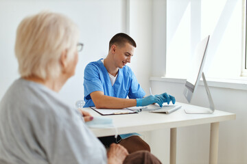 Obraz premium elderly woman patient at the doctor's appointment professional consultant