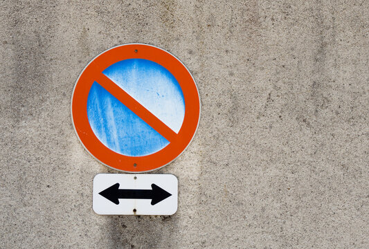Verkehrsschild vor einer Mauer 