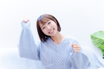 右腕を上げて喜びを表す女性