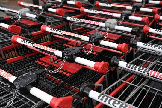 Chariots de supermarch&eacute; du magasin Intermarch&eacute; &agrave; Vannes en Bretagne
