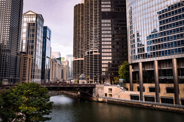 Obraz premium Early morning view of the main stem of the Chicago River with skyscrapers in the background, Downtown Chicago, IL, USA