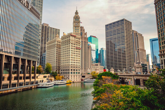 Early morning view of the main stem of the Chicago River with skyscrapers in the background, Downtown Chicago, IL, USA