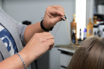 Examination of the client's hair in order to carry out the hair procedure