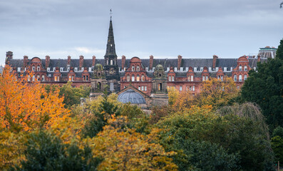 Obraz premium Sir Walter Scott memorial in Edinburgh, during a cloudy autumn morning. Landmarks of Scotland, United Kingdom, in the north part of Europe. Travel photography.