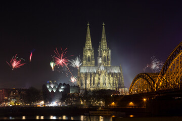 Obraz premium New Year's Eve fireworks display near the cathedral in Cologne, Germany