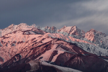 Naklejka premium 早朝の山岳風景