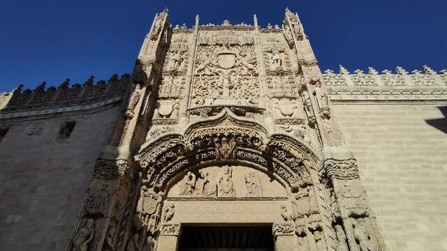 T&iacute;mpano y escudo en la ornamentada entrada al colegio de San Gregorio, actual museo nacional de escultura en Valladolid, Espa&ntilde;a