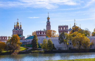 Fototapeta na wymiar View of the Novodevichy convent (Bogoroditse-Smolensky monastery) and the big Novodevichy pond on a sunny autumn day. Moscow, Russia. UNESCO world heritage site