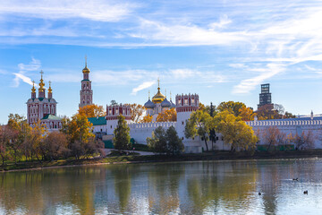 Fototapeta na wymiar View of the Novodevichy convent (Bogoroditse-Smolensky monastery) and the big Novodevichy pond on a sunny autumn day. Moscow, Russia. UNESCO world heritage site