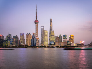 Obraz premium Sunset view of Lujiazui, the financial district in Shanghai, China.